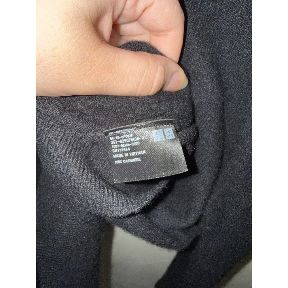 UNIQLO 100% Cashmere Crewneck Sweater Black Mens Small Minimalist Knit